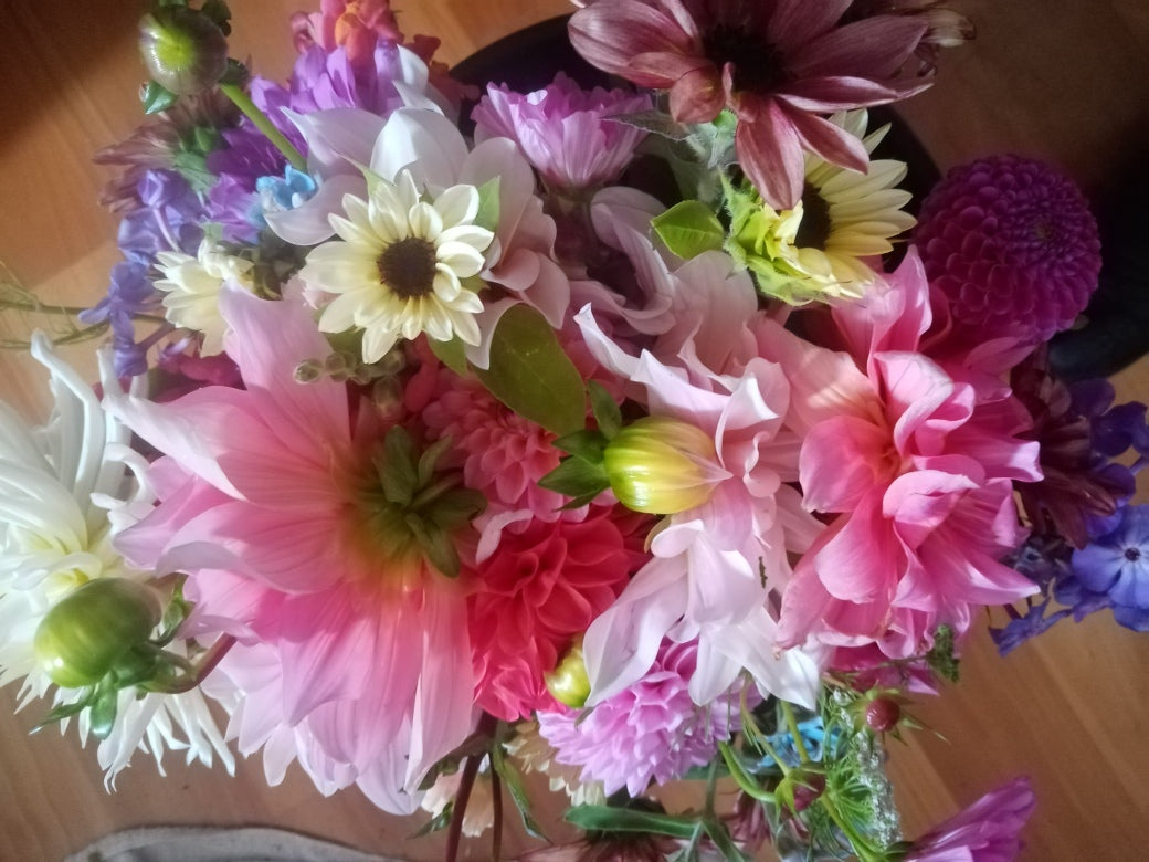 Seau mixte de fleurs de mariage DIY
